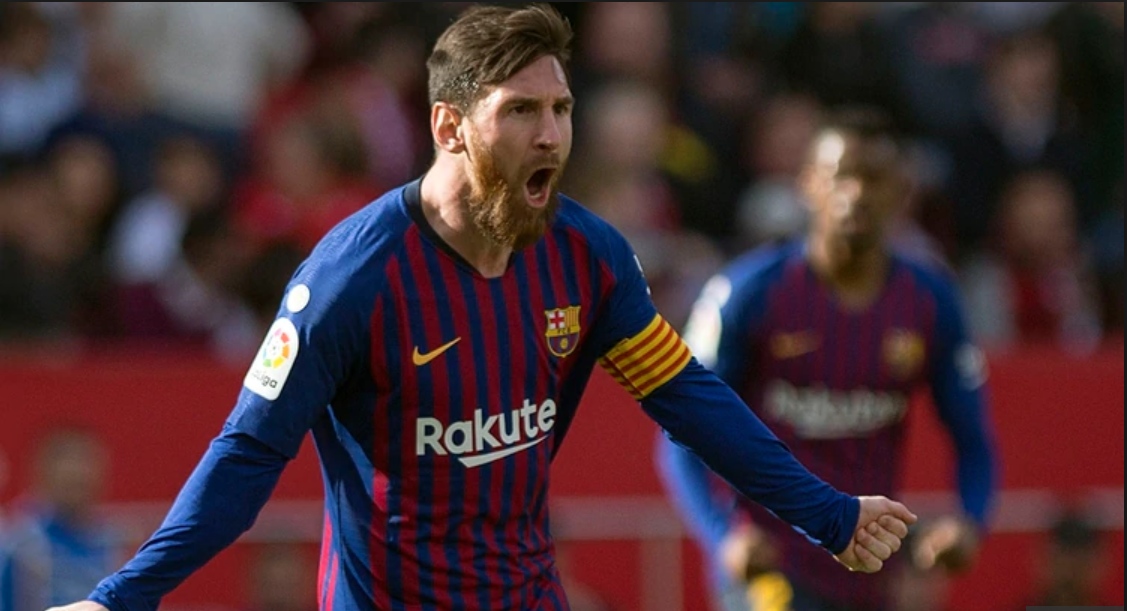 Lionel Messi grita con la camiseta del Barcelona y la cinta de capitán durante un partido